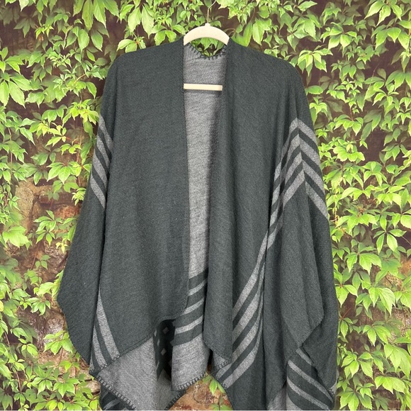 BB DAKOTA Reversible Charcoal Plaid Blanket Wrap, O/S - Picture 6 of 11